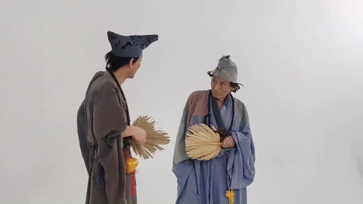 شاب من شاندونغ يكتسب الشهرة بمحاكاة جي قونغ! سبق أن شارك في العرض نفسه مع يو بن تشانغ، وعندما يقفان 