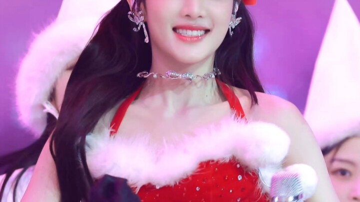 So sánh hai phong cách trang điểm cực đoan của cùng một người: có phải đã đổi stylist rồi không?