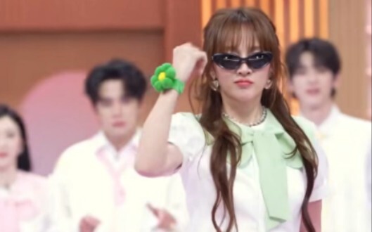 ในที่สุดก็รอจนได้เห็นพี่สาวฉันเต้นเพลงแก้แค้นแล้ว หล่อมากเลย!