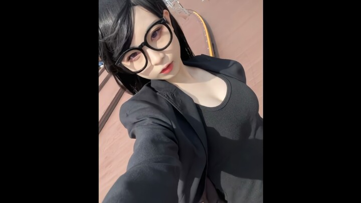 “Ternyata… yang paling menggoda tetap orang yang pakai kacamata!”