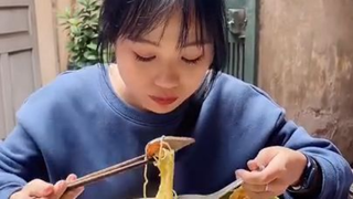 Thử thách Tặng đồ ăn cho Người lạ!_ _ Tiểu Màn Thầu
