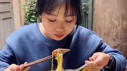 Thử thách Tặng đồ ăn cho Người lạ!_ _ Tiểu Màn Thầu