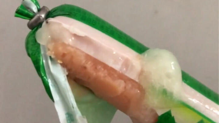 Tìm thấy dị vật là chất lỏng màu trắng, đặc sệt và bốc mùi trong xúc xích ngô của Shuanghui