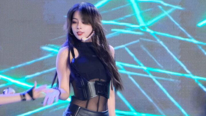 [IVE] Who’s Jumping on Ahn Yujin Again? | BLACKHOLE