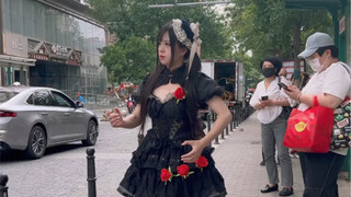 发现一个等公交的机器人！