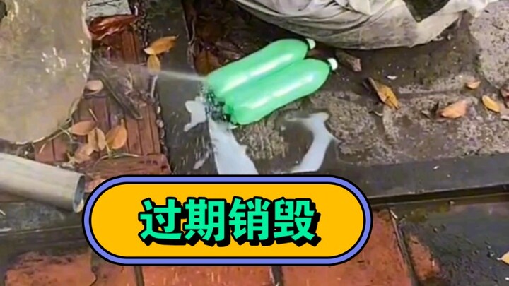 Thức uống hết hạn rơi xuống được tập trung tiêu hủy