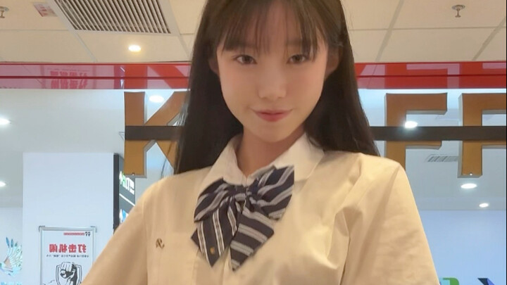 Mưa bụi, bạn đang làm gì trong cửa hàng KFC của người ta vậy～