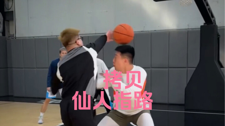 “دليل الحكيم”، أليس كذلك؟ هل أدركتُ الجوهر مرة أخرى؟ هناك حركات لا أستطيع نسخها!