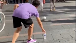 法国人的足球技能怎么样？这一脚给我惊喜！【街头小伙】