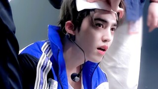 «دعونا نناقش كم هو وسيم حقًا تشوي سونغ تشي، لدرجة أنه جعل شخصًا صارمًا في الوسط الفني الصيني يتحول إ