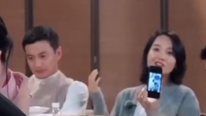 = Hóa ra trước mặt người ngoài, Chu Nhất Vi chỉ hơi chảnh thôi, chứ đâu phải không yêu Chu Đan! Clip