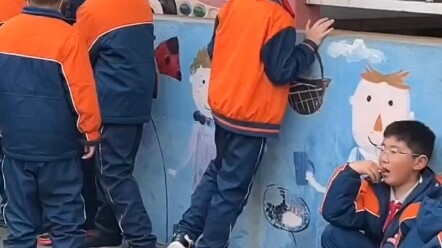 Cô gái đi chơi gặp một cậu bé lai, tóc vàng óng ả, gương mặt trắng trẻo; cư dân mạng bình luận: “San