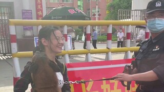 قبل دخول قاعة الامتحان، طُلب من الممتحنين ملامسة كلاب الشرطة، فكيف يمكن رفض مثل هذا الطلب؟ أتمنى لجم