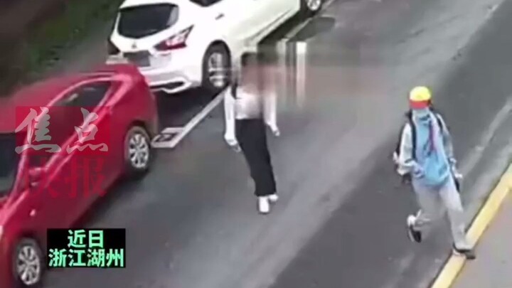 Seorang pejalan kaki tiba-tiba berbalik di tengah jalan saat menyeberang, yang akhirnya berujung pad