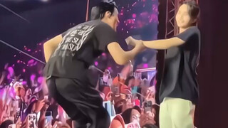 Nhóm yếu đang nghỉ ngơi nhưng... đàn chó tấn công! ! !