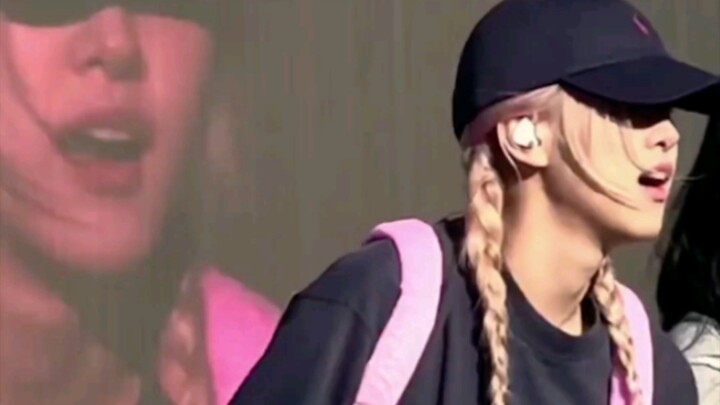 ทำไมเธอถึงมีทั้งความเป็นเด็กหนุ่มและเด็กสาวในตัวเดียวกันล่ะ?