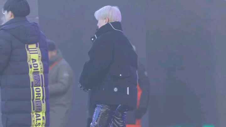 [SEVENTEEN] [Hoshi] Watching Kwon Sowon’s no-makeup, casual-style hit performance clip—so cute it’s 