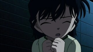 "Conan" Xiao Ran saat kecil dapat menggendong Shinichi saat kecil dan memutarnya beberapa kali.