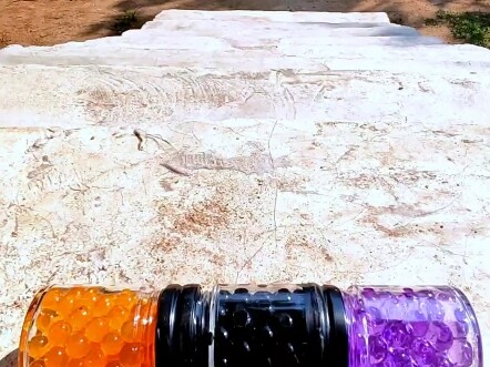 لحظة فك الضغط المثيرة لتدحرج الزجاجة على الدرج