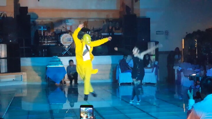 Dad transforms into The Mask and wows the crowd with an amazing dance at his daughter’s 15th birthda