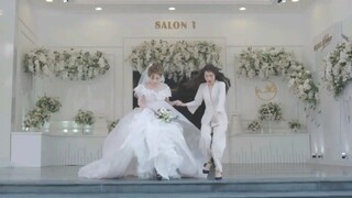 Quả cam đầy cam, cô em gái nhỏ nắm lấy cô dâu, mọi người hỗ trợ, ngọt ngào cao