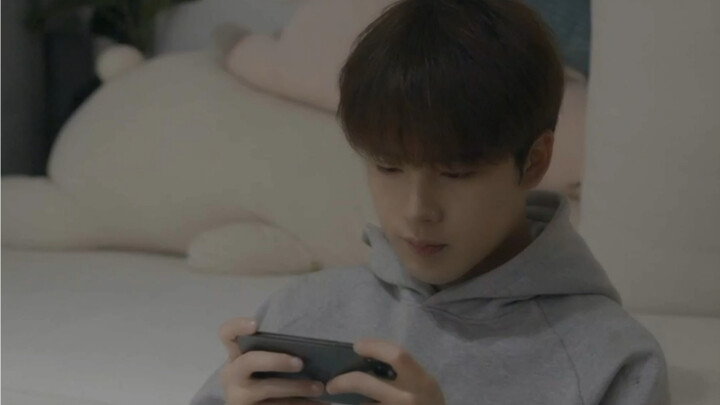 可笑吧 他一回头 我就不该存在