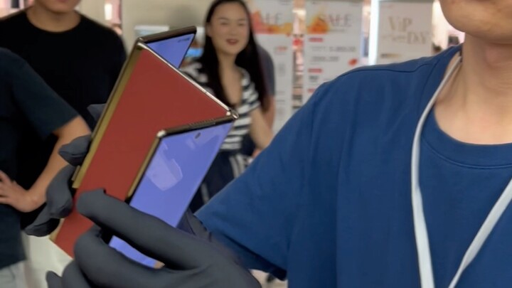 แตกต่างไปจากเดิม! ที่แท้แล้วนี่แหละวิธีเปิด Huawei สามพับแบบสุดปัง!