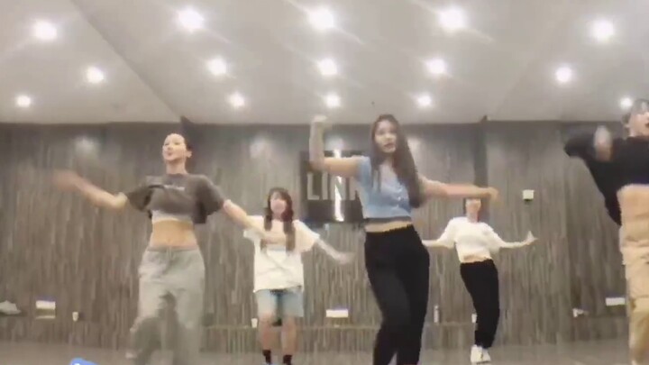 รุ่นพี่เฉินจื่อหานเต้นรำกับการแสดงครั้งแรกของหยูชู่ซินในเพลง "Love You"