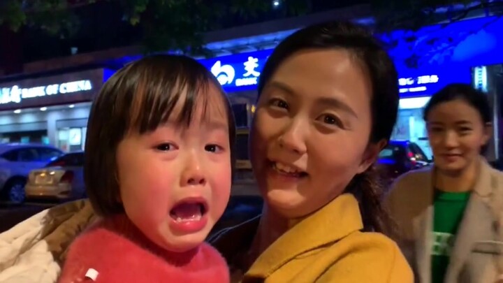 【Bé gái dễ thương cố gượng cười trước ống kính】Bé gái: Tôi đâu có cần mặt mũi gì đâu?