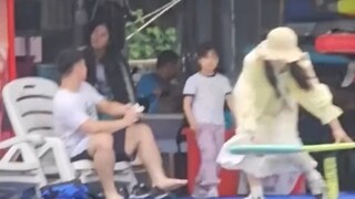 Phiên bản đời thực của “Nổi trên mặt nước”? Cô gái vui tươi trượt sang bờ bên kia trên một tấm ván c
