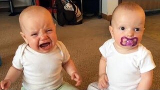 ทารกแฝดแสนตลกที่จะทำให้คุณเปียกกางเกงจากการหัวเราะ - ทารกแฝดน่ารัก