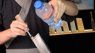 มีดที่คมที่สุด vs ขวดน้ำที่หล่นลงมา