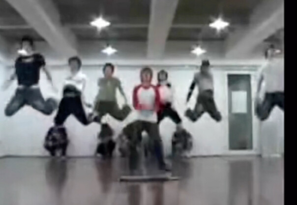 Không biết nữa đâu, ông nội Blue chần chừ một giây là bị đồng đội đâm chết luôn rồi!