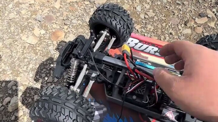 At an altitude of 4300 meters, experience the SCY1:10 big-foot rc car