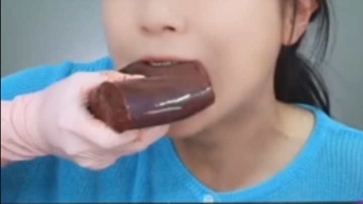Bốn streamer ăn uống gan dạ nhất, chẳng sợ mùi tanh; trông như chỉ giây sau là ói đến nơi rồi