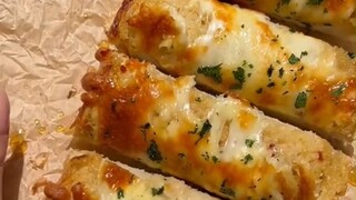 اصنع عدة أنواع من خبز الثوم بنكهات مختلفة، وانظر أيها يناسب ذوقك؟