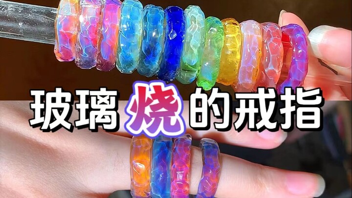 Ồ! Chiếc nhẫn được nung từ thủy tinh, rực rỡ muôn màu đến vậy