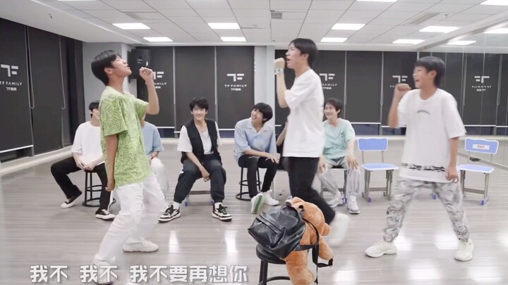 TF Family | Zhang Junhao, Shunshun's professional backup dancer—some of my favorite clips from "Roar