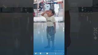 Jiwa Nasionalisme Nggak Diragukan! Aksi Keren Bocil Hormat saat Dengar Lagu Indonesia Raya di Mall