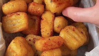 声音超可爱的小姐姐，教你做香香脆脆的炸土豆块，看完想试试看！