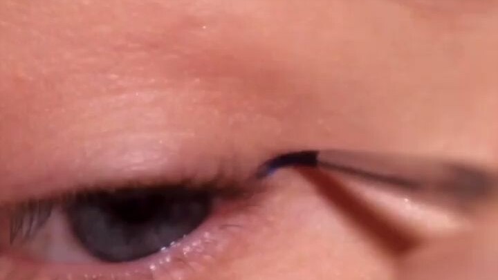 Hahaha, this is an eye makeup look I only dare to create privately and wouldn't dare to wear out sho