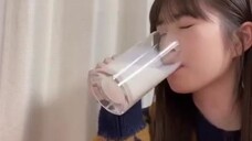 (Nogizaka46) Ogawa Aya Lagi Sarapan Sambil Minum Susu (2025)