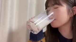 (Nogizaka46) Ogawa Aya Lagi Sarapan Sambil Minum Susu (2025)