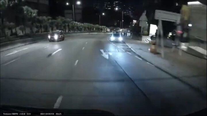 意外系列：巴士一打燈就CUT線，TESLUN避到鏟行人路撞車