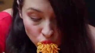gara-gara mukbang perut wanita ini jadi membesar