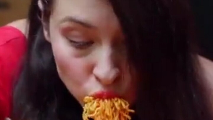 gara-gara mukbang perut wanita ini jadi membesar