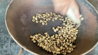 Ibu buta membuat camilan pedesaan