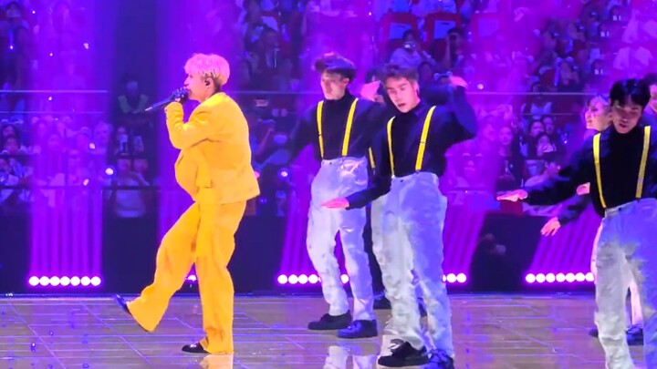 Zhang Yixing’s backup dancer responds to his suspenders look, saying he didn’t overthink it: “How di