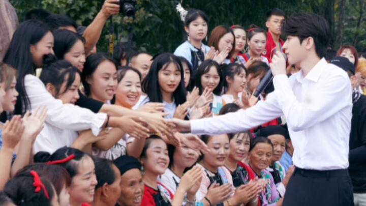 Buổi biểu diễn của Thái Từ Khôn tại thôn Thập Bát Động, Hồ Nam: Vừa bắt tay khán giả vừa hát với hiệ