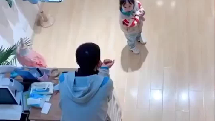حاول الطفل الثاني الاستيلاء على العرش بالسكر، لكنه انخدع
